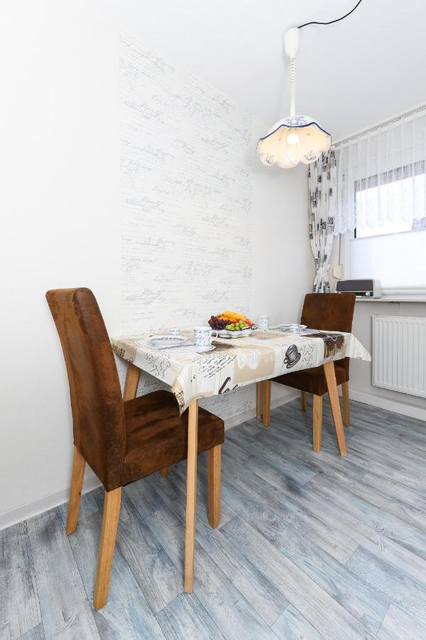 Ferienwohnung Im Haus Weinstock Esens Buitenkant foto