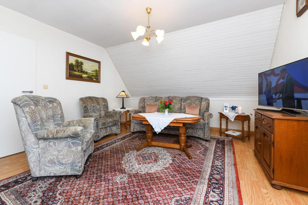 Ferienwohnung Im Haus Weinstock Esens Buitenkant foto