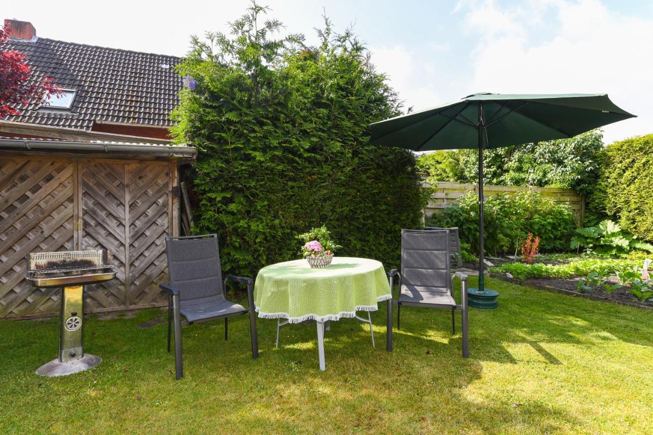 Ferienwohnung Im Haus Weinstock Esens Buitenkant foto