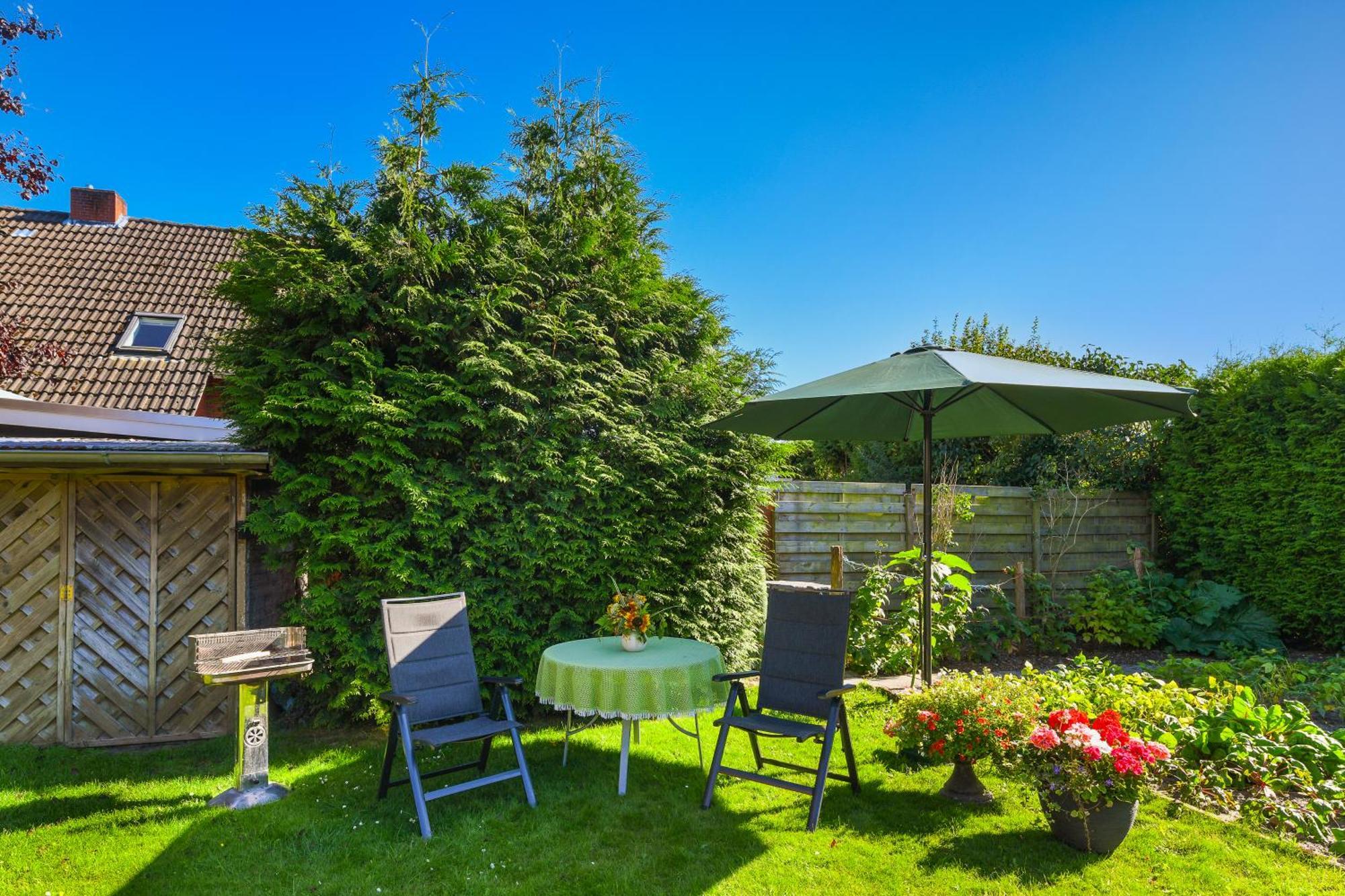 Ferienwohnung Im Haus Weinstock Esens Buitenkant foto